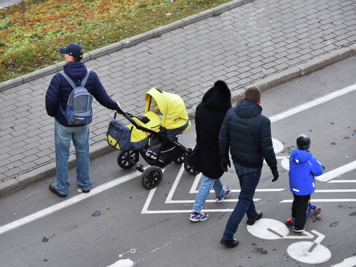    Родители с детьми на улице в Москве© РИА Новости / Наталья Селиверстова