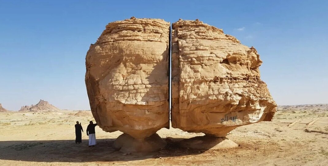 Загадка пустыни: Кто или что раскололо скалу Аль-Наслаа?