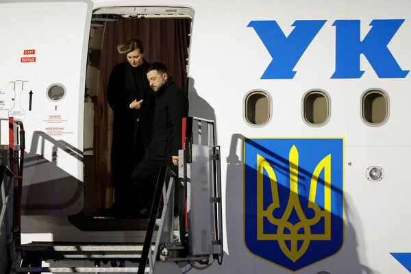 Владимир Зеленский и Елена Зеленская выходят из самолета по прибытии с государственным визитом в Ирландию в аэропорту Дублина, Ирландия, 1 декабря 2025 года / Clodagh Kilcoyne/Pool/Reuters  