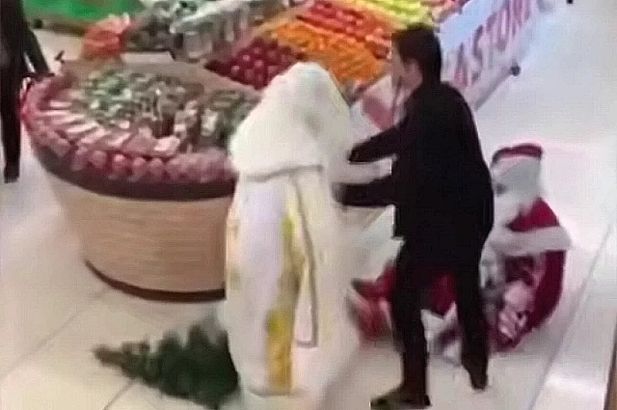    Волгоградцев повеселила драка Дедов Морозов в бакинском магазине – видео