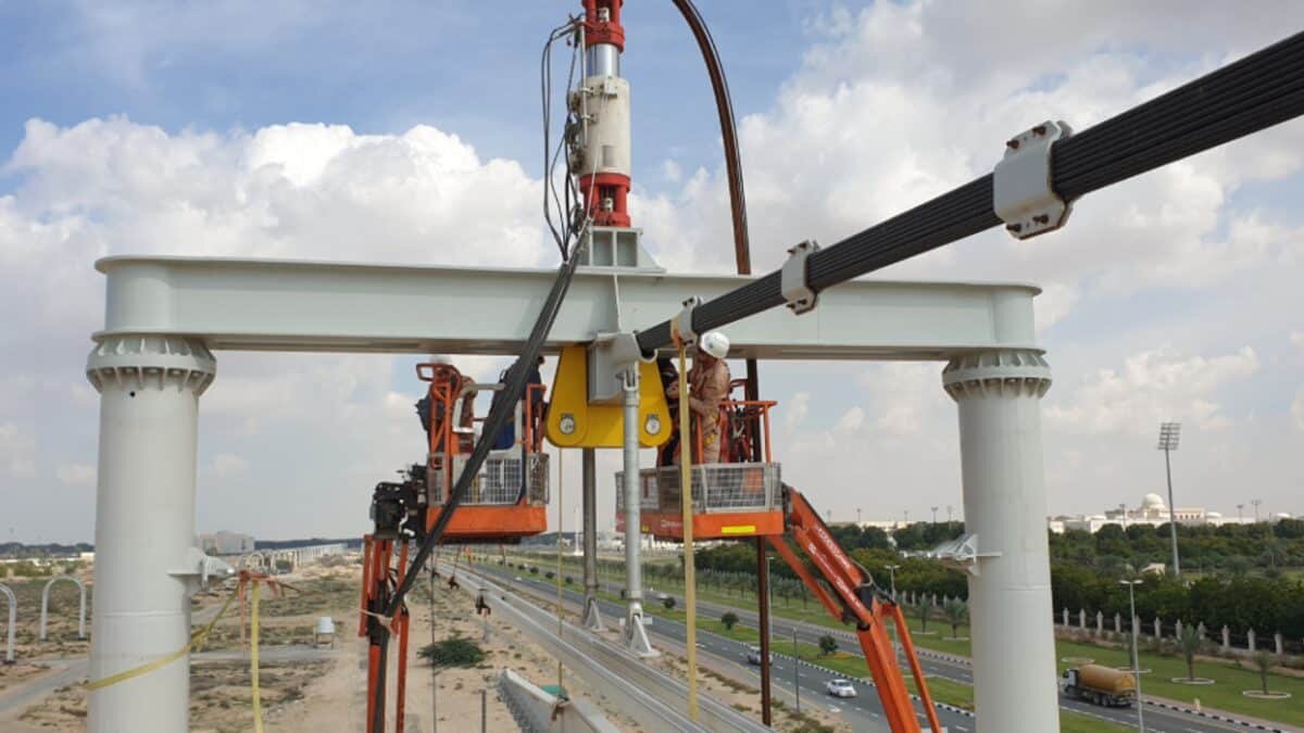    Монтирование участка рельсо-струнной магистрали к промежуточной опоре / © UST Inc.