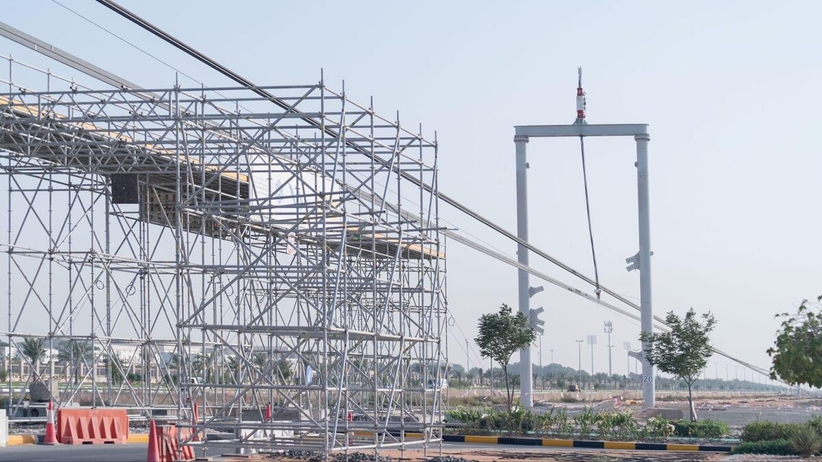    Строительство рельсо-струнной путевой структуры на испытательном полигоне SkyWay (Шарджа, ОАЭ) / © UST Inc.