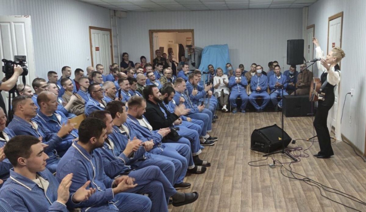     Заслуженная артистка РФ Юта в госпитале Екатеринбурга. Автор фото: Николай Нетунаев