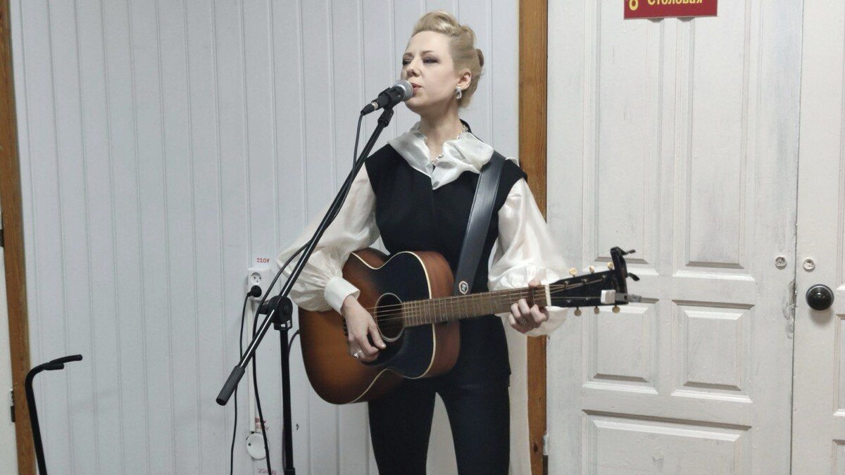    Юта выступила перед ранеными бойцами в Екатеринбурге