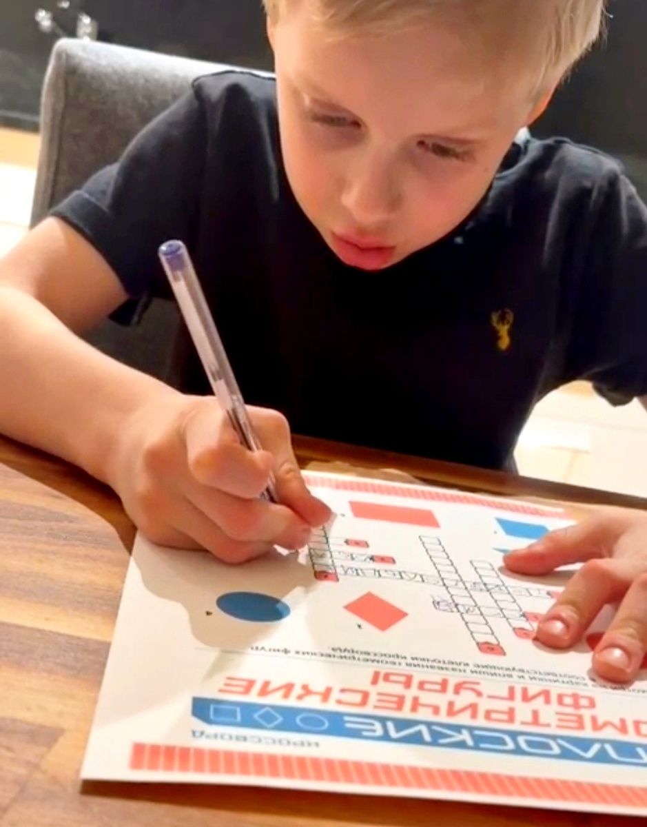 Женя уже решает кроссворды! 