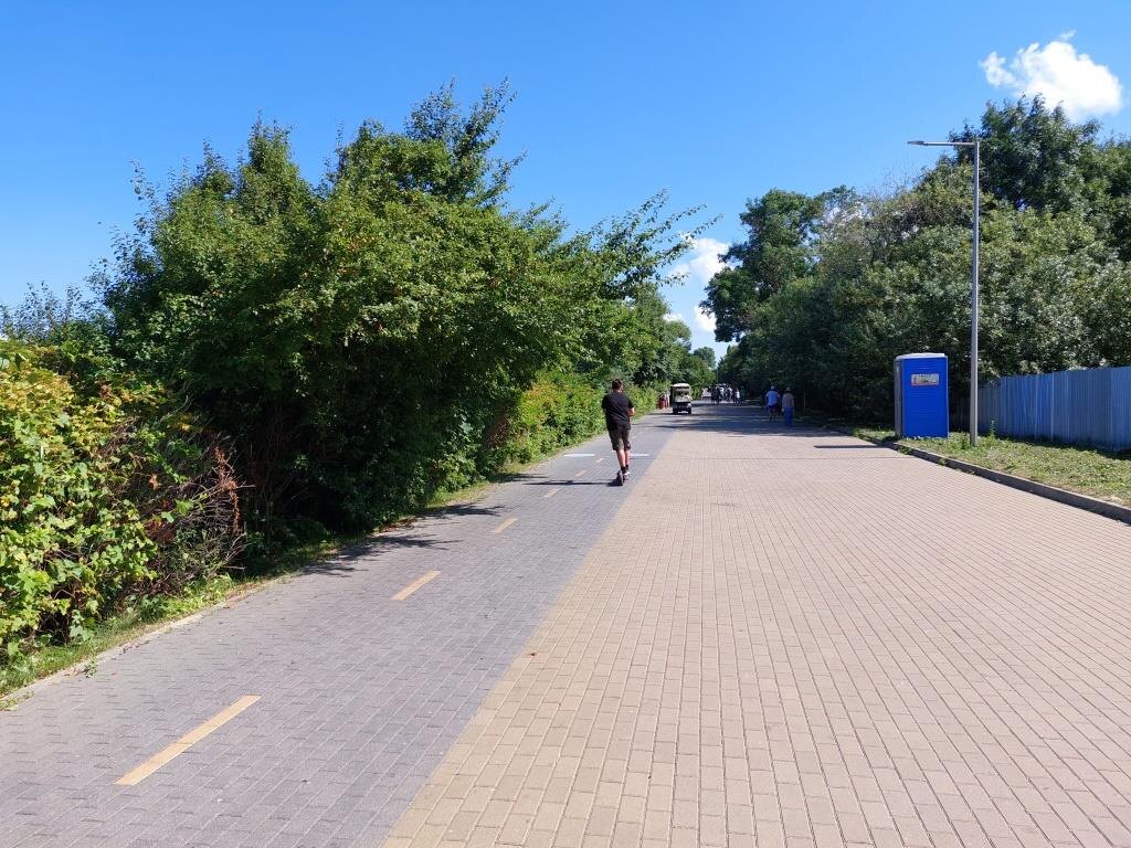 Вид уходящего вдаль променада, который протянулся вдоль береговой линии