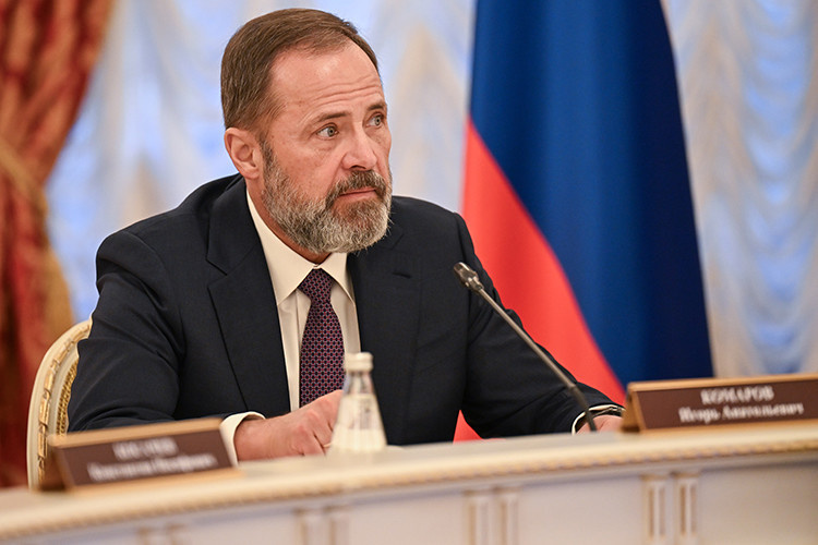    Полпред президента в ПФО Игорь Комаров привел данные соцопросов: в ПФО работу местных властей положительно оценивают чуть меньше половины жителей — 48,6%.   
Фото:  rais.tatarstan.ru