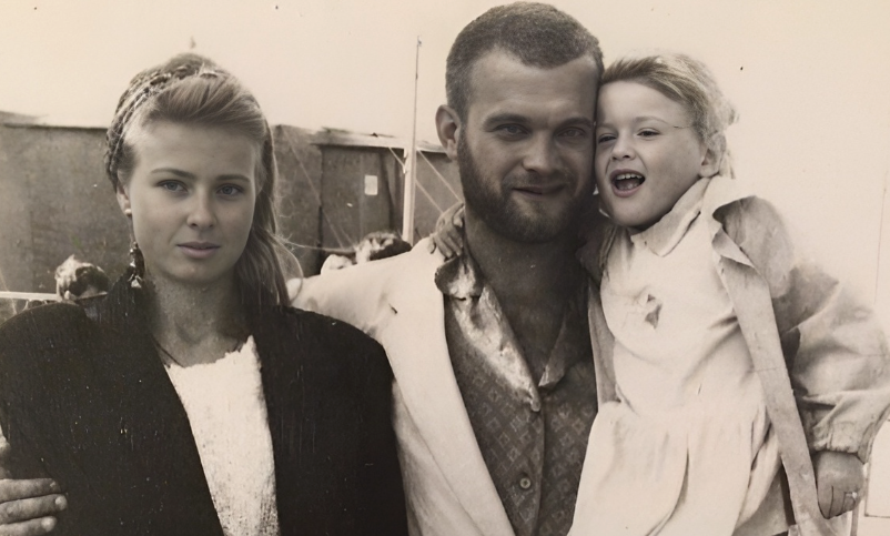 на фото Софья Эрнст с родителями