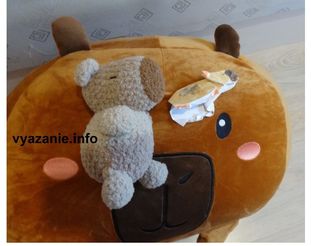 3 капибары: подушка, мягкая игрушка и капибара из бумаги.