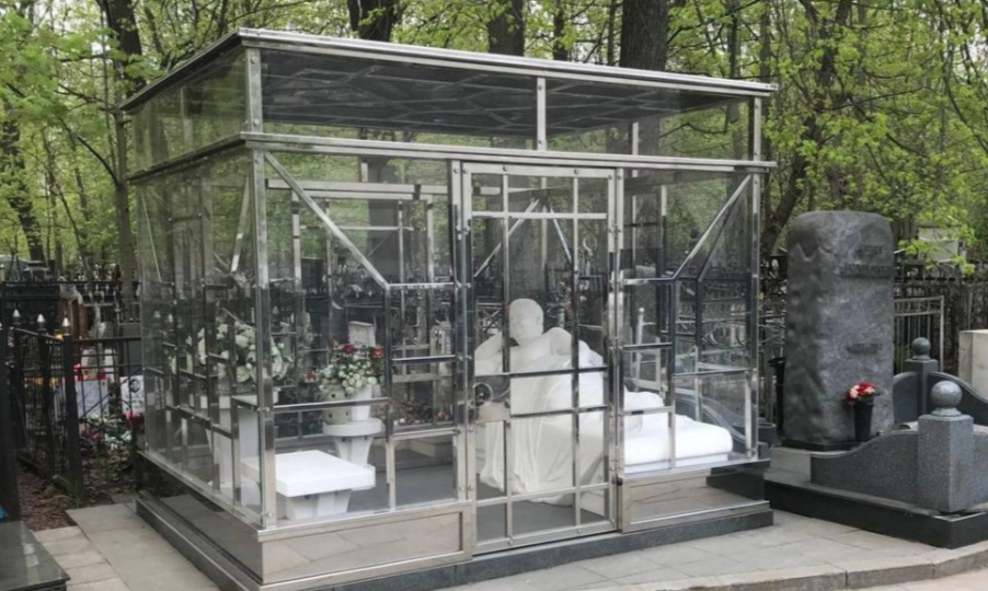 Необычные надгробные памятники России: истории любви, творчества и памяти.