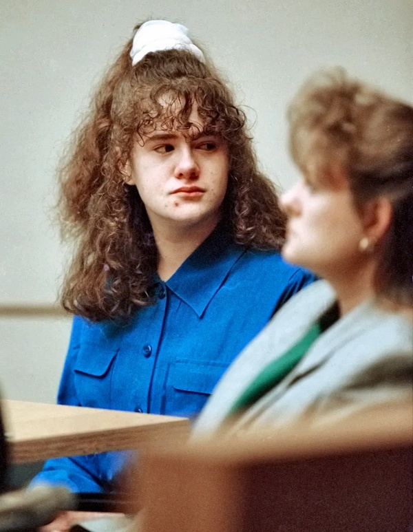 Криста Пайк смотрит на мать в зале в момент вынесения ей приговора. Фото из соцсетей