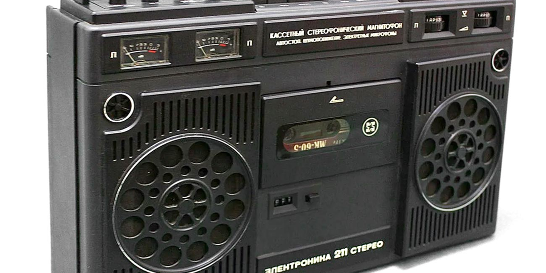 Стерео-магнитофон начала 80-х с встроенной акустикой — «Электроника-211»