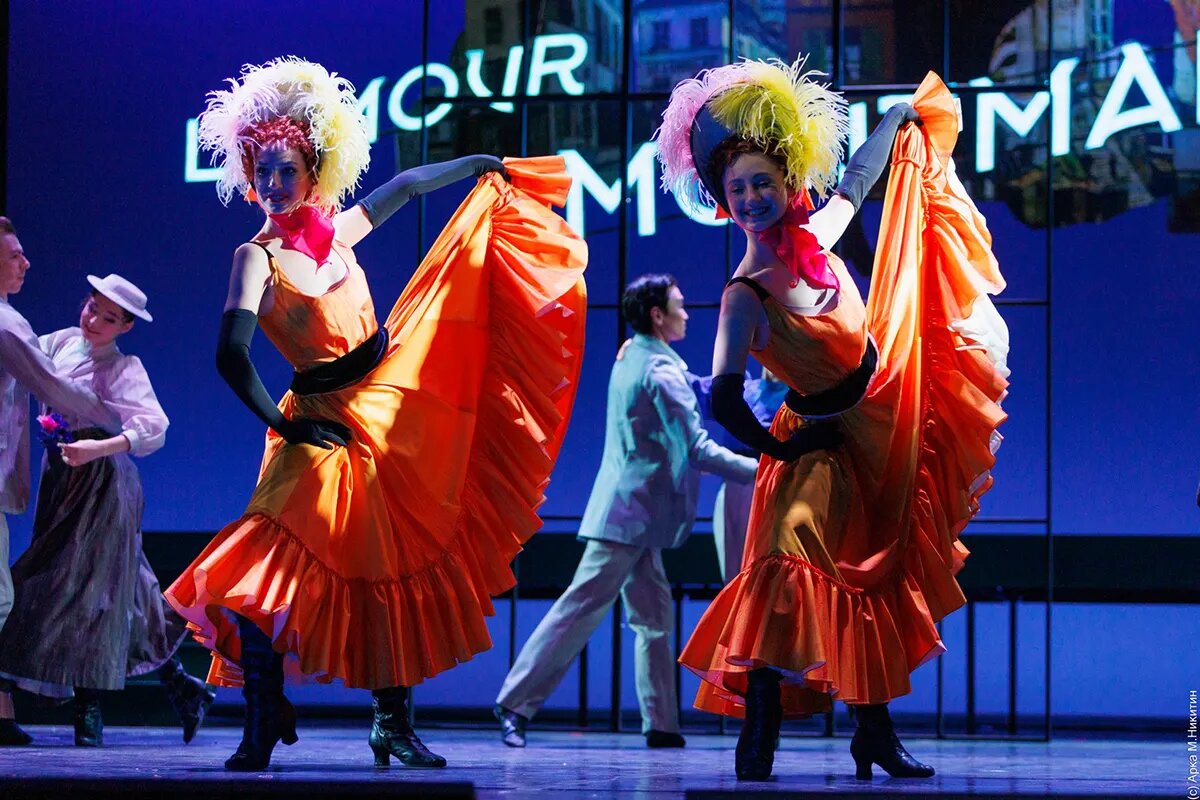    Сцена из оперетты «Фиалка Монмартра». Фото: «Республика» / Михаил Никитин