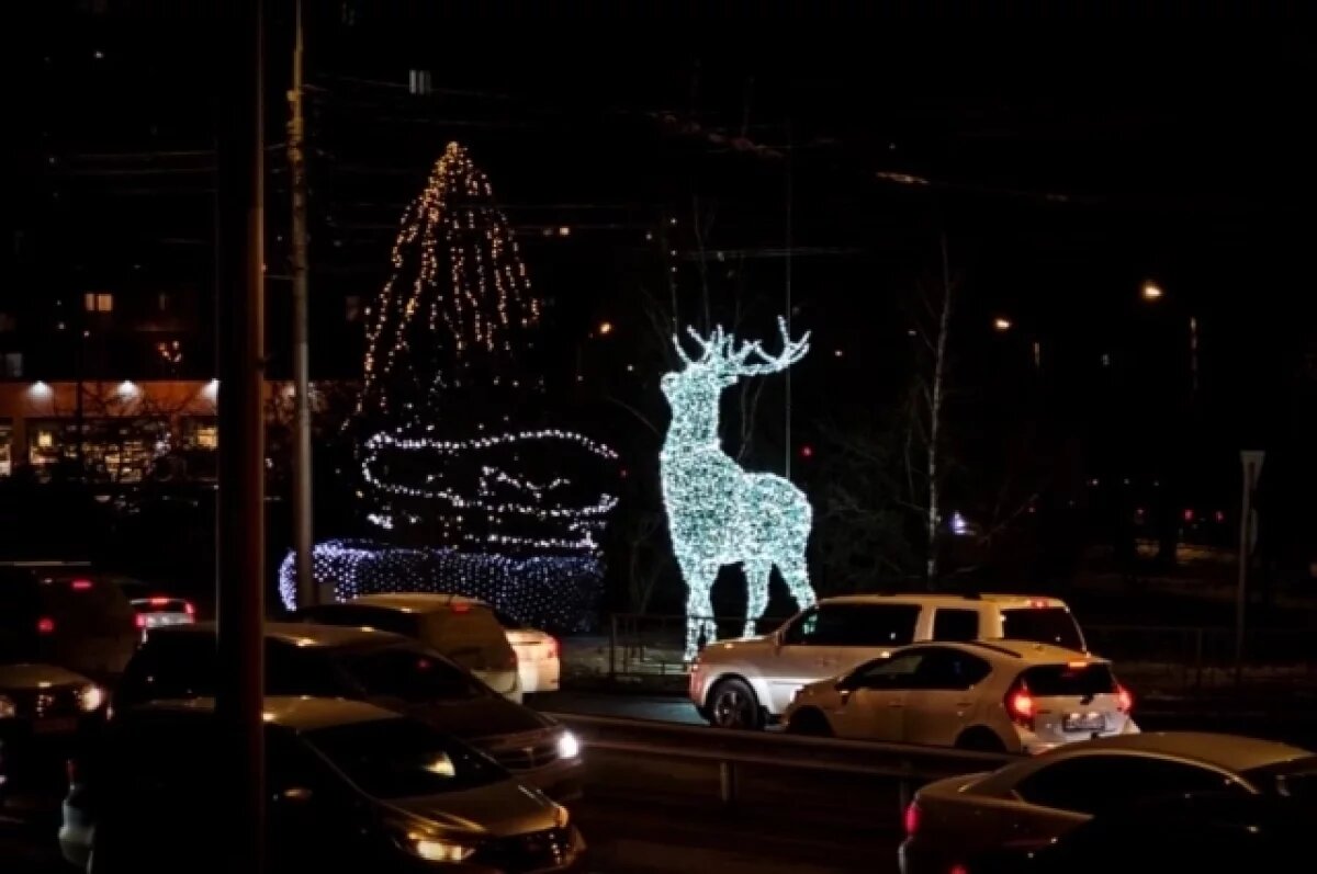    Улицы Красноярска начали украшать к Новому году