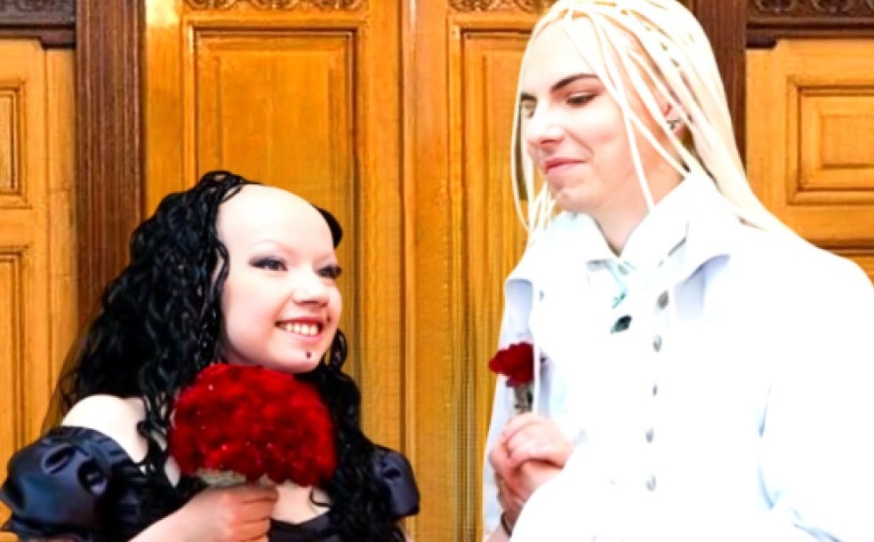 на фото Ира и Саша Толстовы