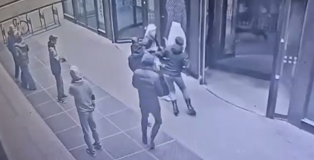 Кадр из видео: нападение подростков на прохожего