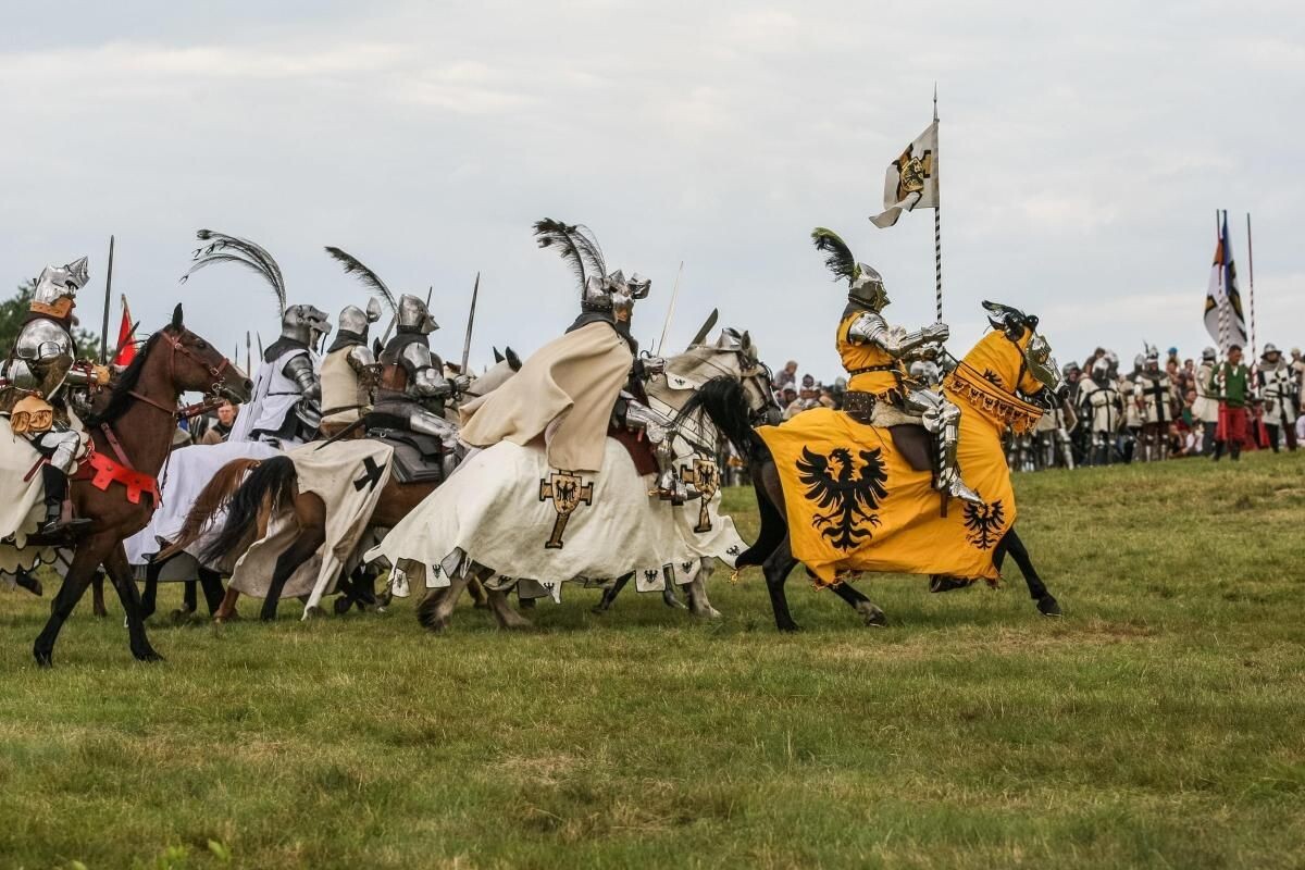 Рыцари идут в атаку.