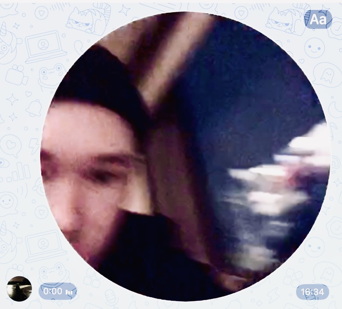 Тёмка скидывает кружочки из поезда 