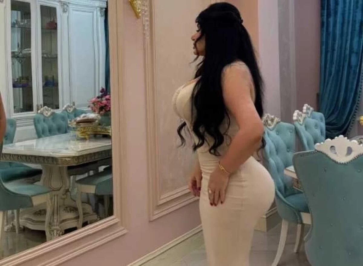    В своих соцсетях косметолог демонстрирует и собственные пышные формы.