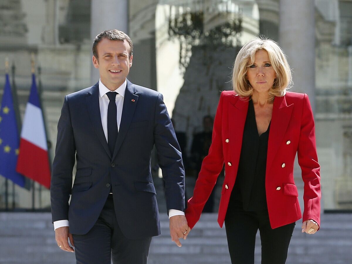    Президент Франции Эммануэль Макрон с супругой Брижит во дворе Елисейского дворца в Париже© AP Photo / Pool/ Thibault Camus
