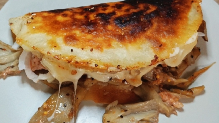 Тортилья с фаршем, сыром, грибами и овощами на сковороде. Быстрый и вкусный обед