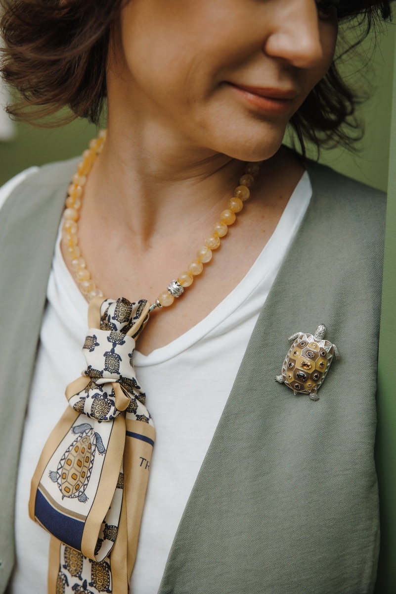 Бренд TRIORA, коллекция Африка: колье из цитрина, дизайнерская брошь и шелковый шарфик Твилли