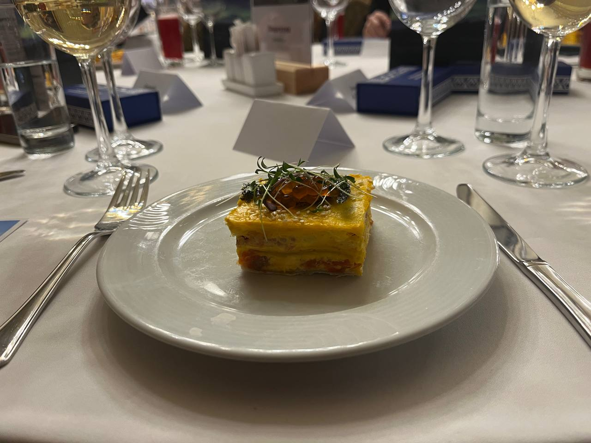 Мильфей с красными породами рыбы