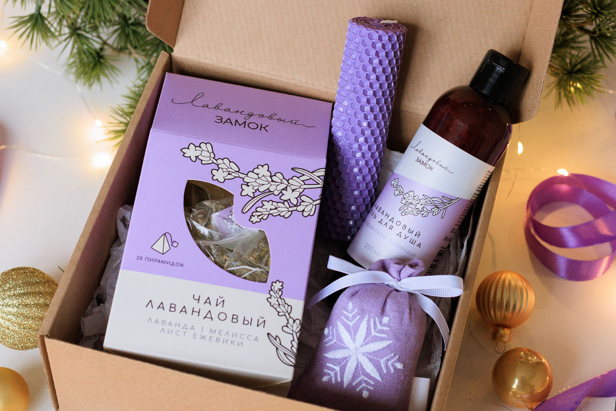 Лавандовый новогодний набор с травяным чаем, аромасаше, свечой и гелем для душа.