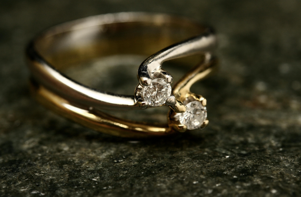 Даже тонкое украшение из жёлтого золота мгновенно считывается как статусная деталь.
URL: https://images.pexels.com/photos/1457801/pexels-photo-1457801.jpeg