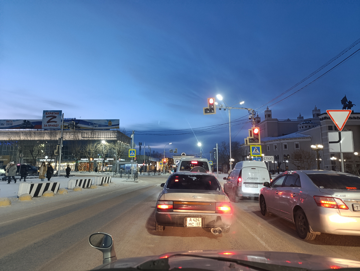 Площадь Советов. Светофор в восемь утра