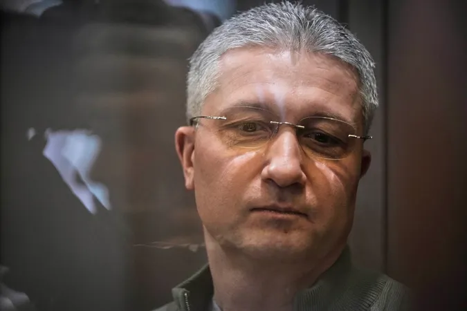 У экс-замминистра обороны РФ Иванова изъяли особняк из "Мастера и Маргариты" и квартиру в центре Москвы