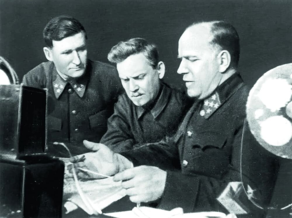 В штабе Западного фронта (справа налево): командующий – генерал армии Г.К. Жуков, член Военного совета – Н.А. Булганин, начальник штаба – генерал-лейтенант В.Д. Соколовский