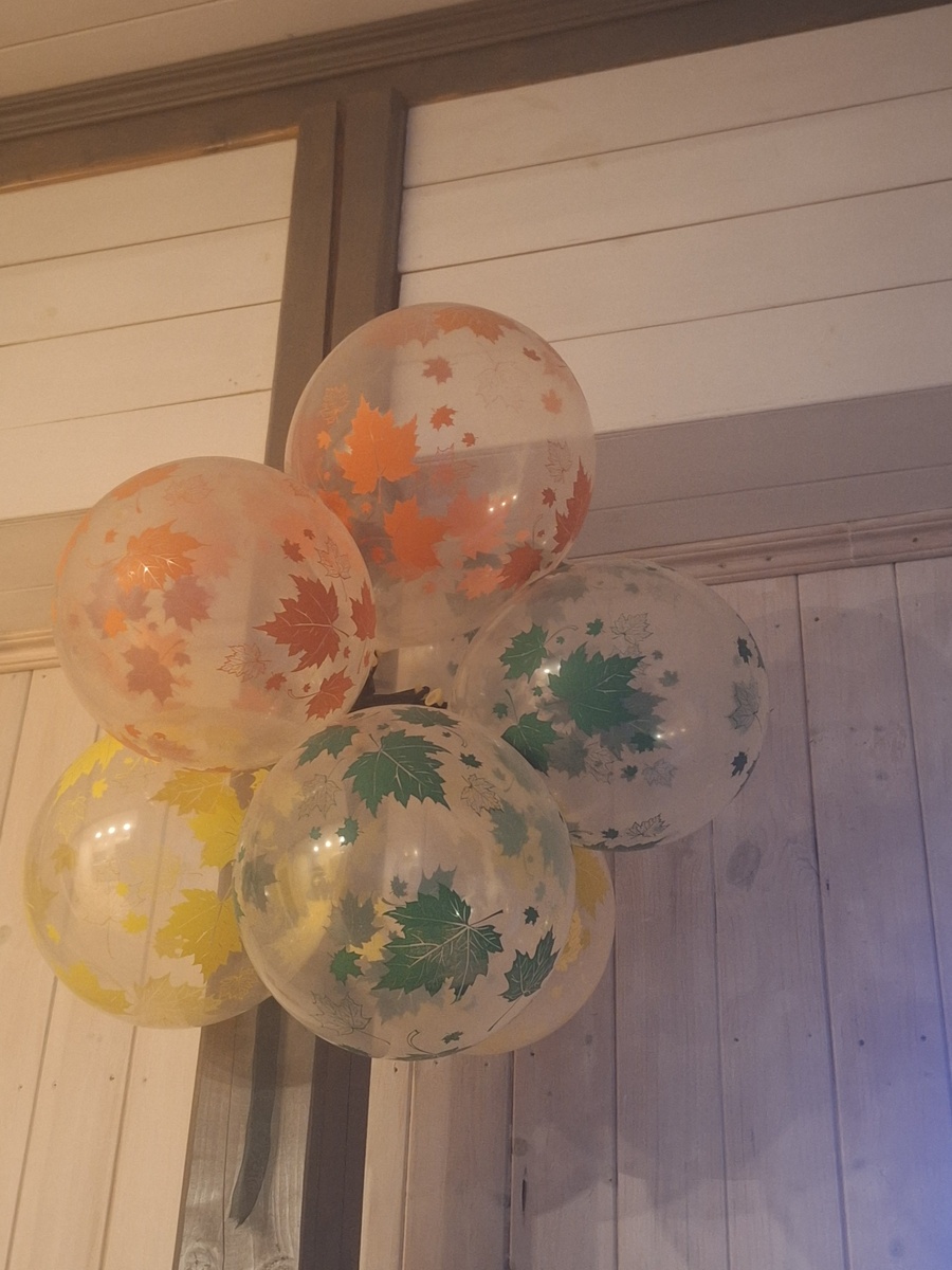 У меня пока осень. Как за окном - ноябрьская погода :-) 