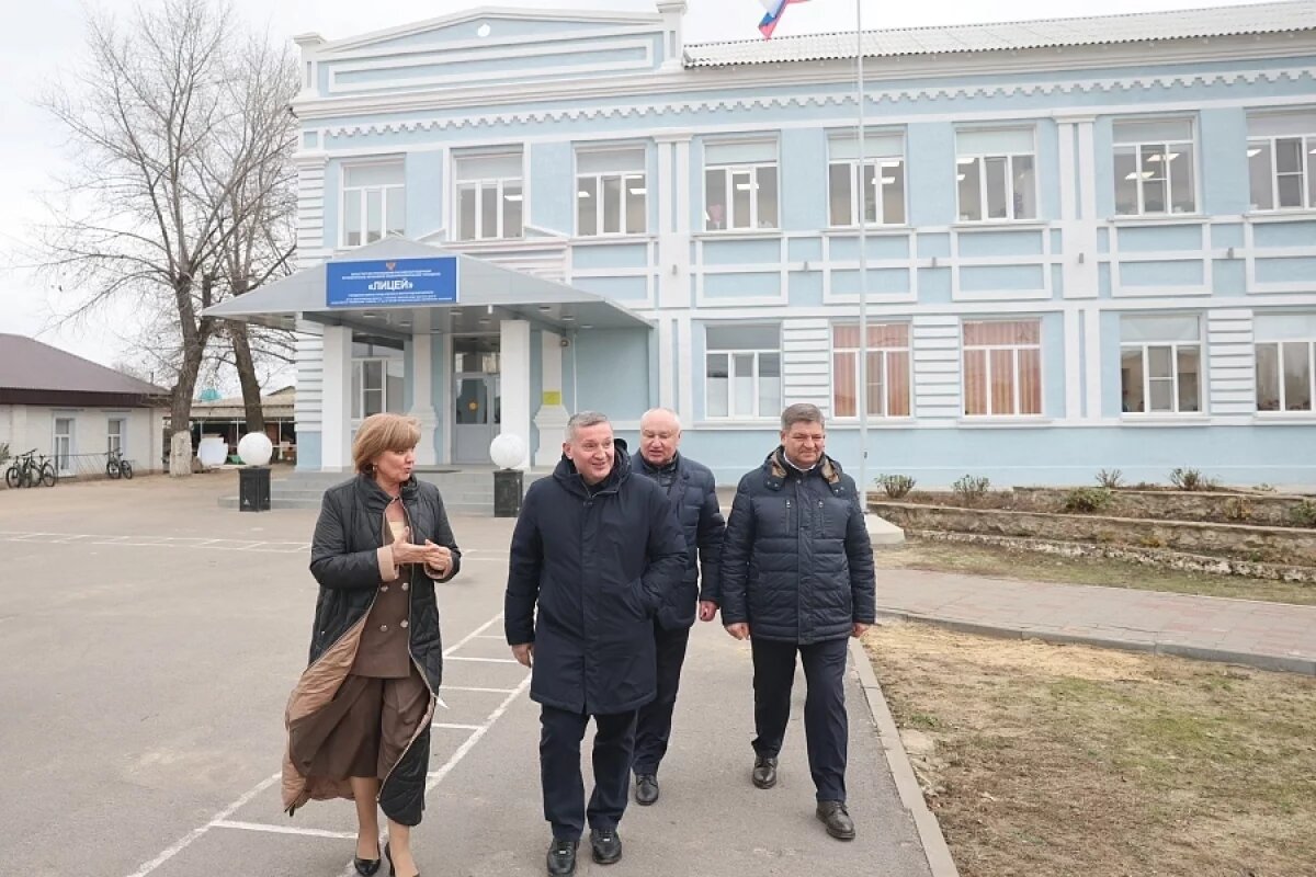    Завод, сквер и школу в Урюпинске посетил губернатор Андрей Бочаров