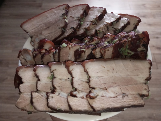 Свиная грудинка в луковой шелухе.