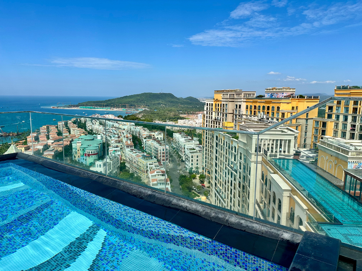 Бассейн на крыше.