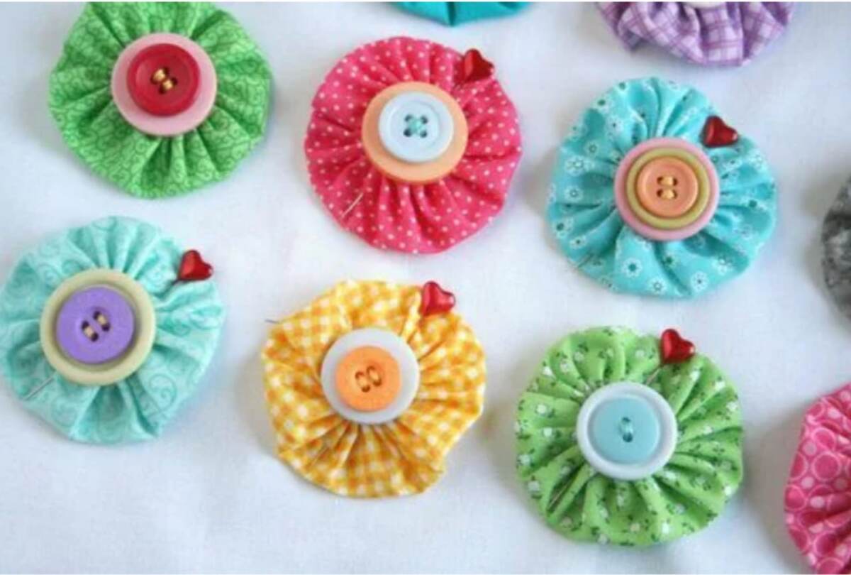 Цветные пуговицы на ткани