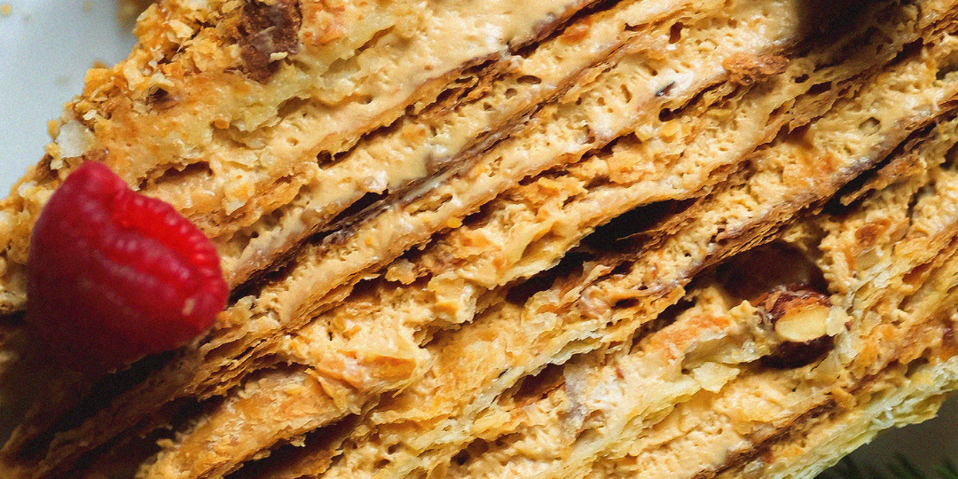 Наполеон с фундуком и меренгой: подробный рецепт