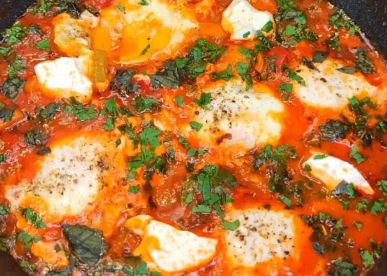 Настоящая шакшука — горячий завтрак, который собирает всех за стол