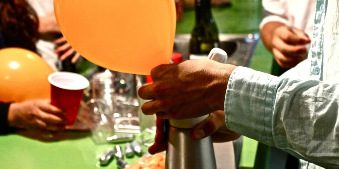 Веселящий газ: короткий смех, длинная тень. Почему оксид азота опасен и как выйти из ловушки