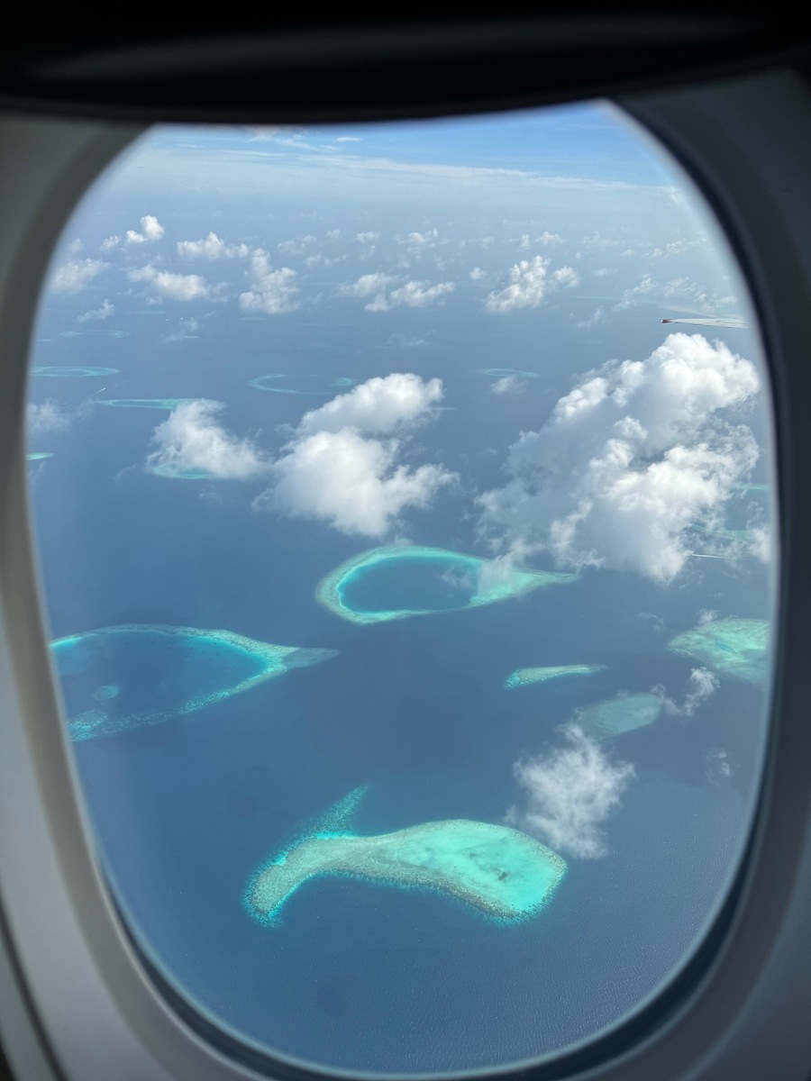 Вид из иллюминатора при посадке в Мале