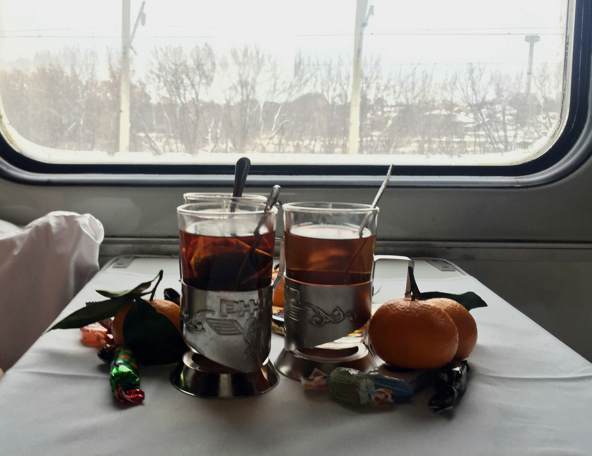 Если вы хотите отмечать, атмосфера во многом будет зависеть от вас самих. Наверняка у кого-то из пассажиров окажется портативная колонка: можно включить музыку, потанцевать, спеть вместе несколько песен, поиграть в игры. Фото: Valentina Sotnikova / Unsplash