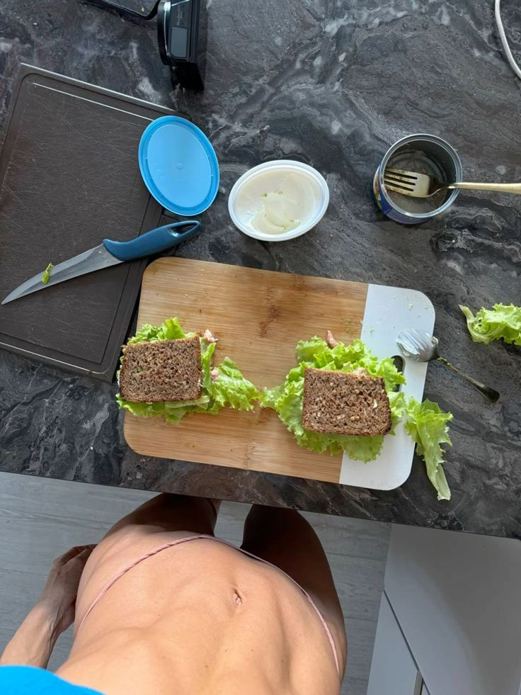 Бутерброды с тунцом (в натуральном соку). Около 20 г белка.