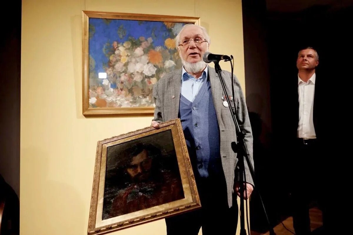    Валерий Дудаков преподносит нижегородцам картину Петра Кончаловского.