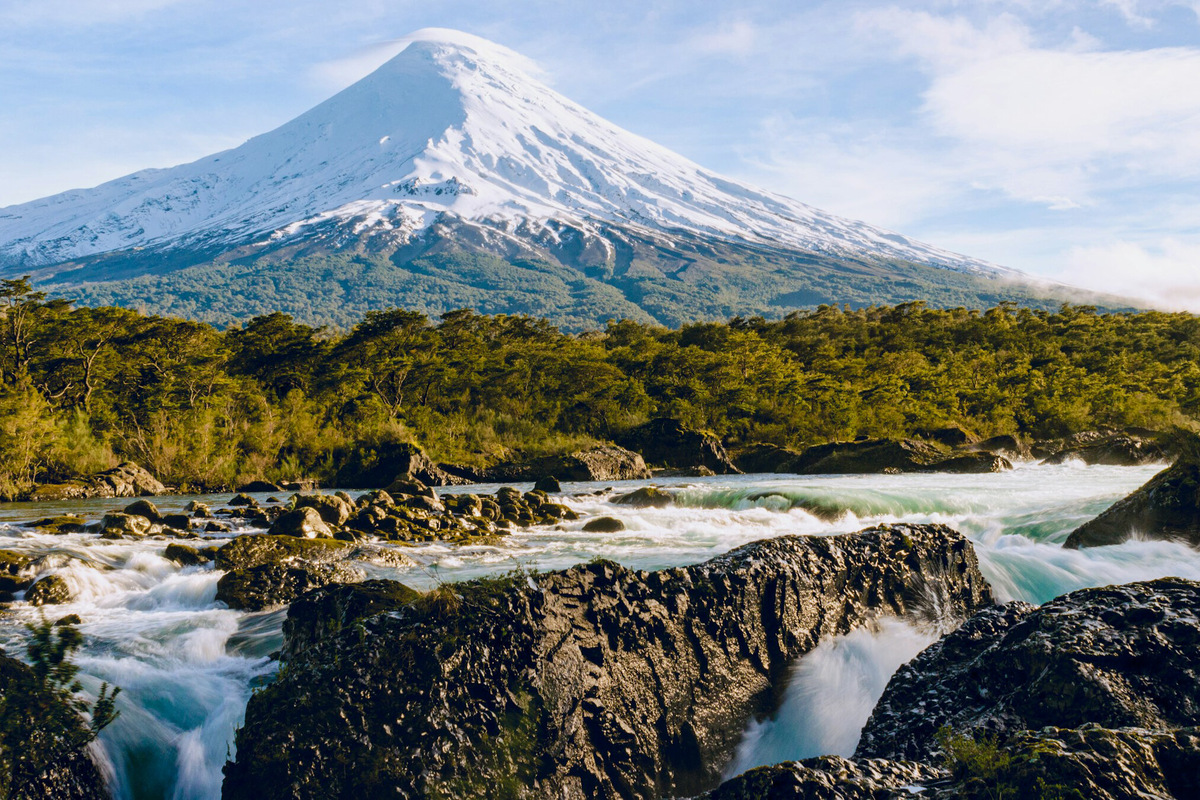Это старейший заказник в Чили, его основали ещё в 1926 году. Если позволяет время, задержитесь здесь на день и пройдитесь до озера Тодос-лос-Сантос и водных порогов Петроуэ. Фото: Trevor Vannoy / Unsplash