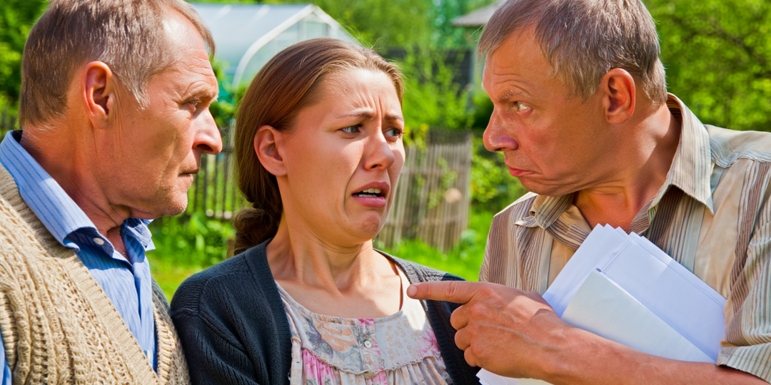 «Ваш забор стоит на моей земле» – сказал сосед и подал в суд после 15 лет дружбы