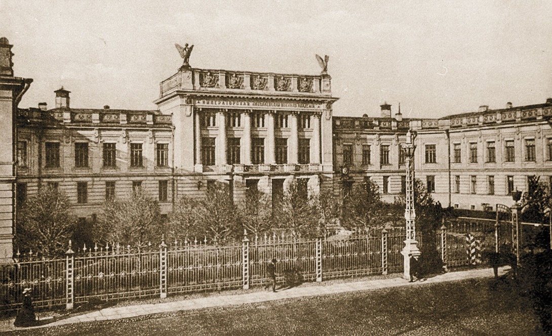 8 декабря 1832 года  открыта Императорская военная академия