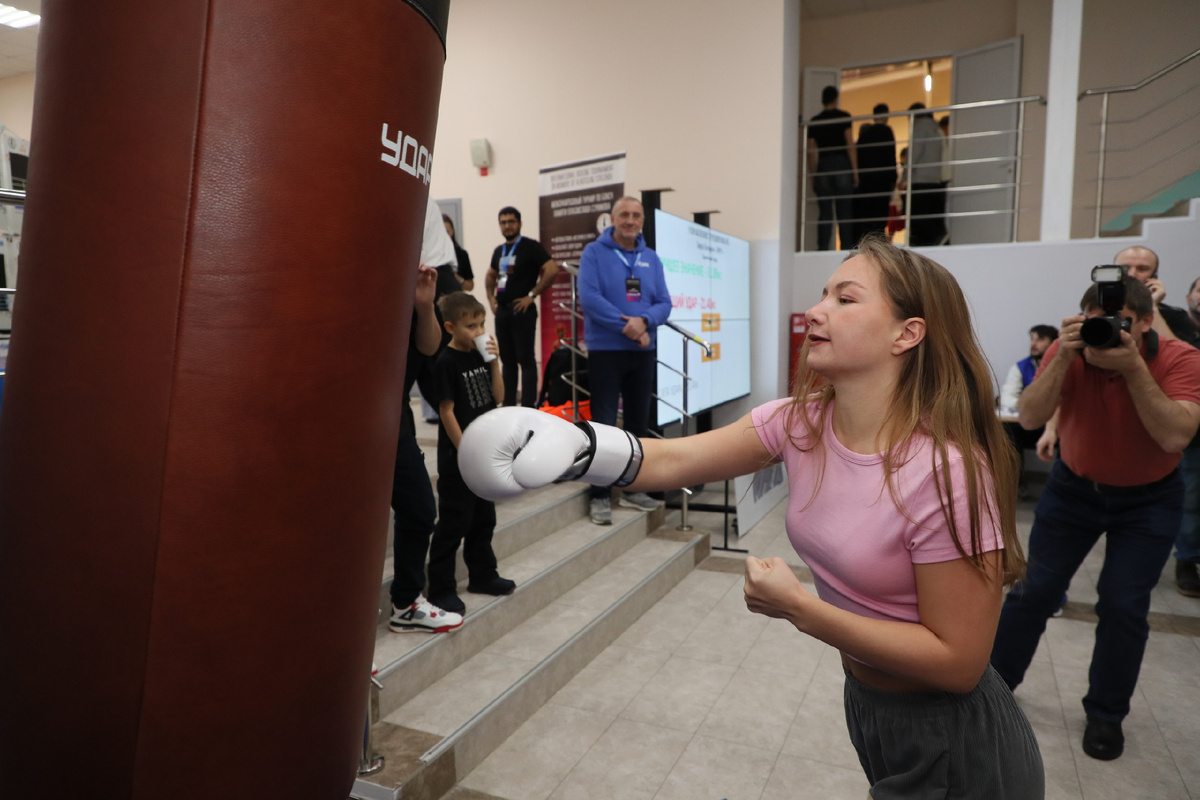 Открыли соревнования девушки в абсолютной категории