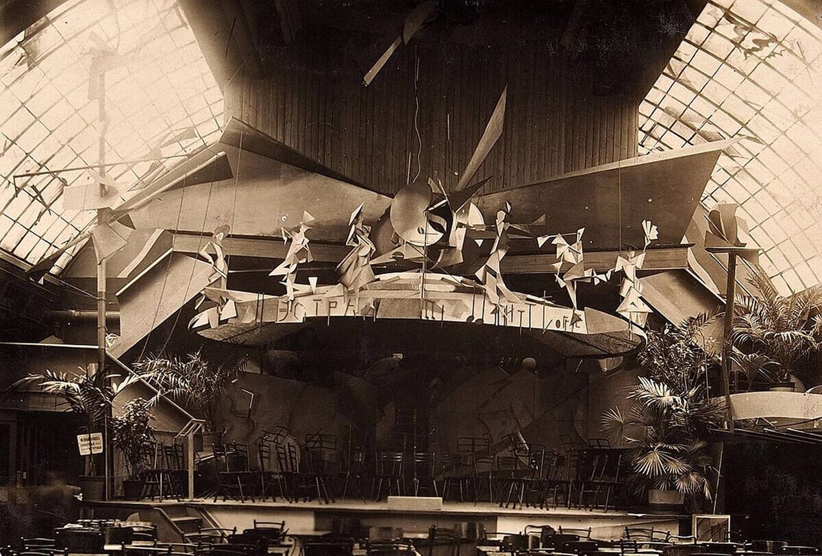 В модный «Питтореск» приходили поглазеть не только на поэтов, но и на интерьер — стены расписал Татлин, а светильники спроектировал Родченко.