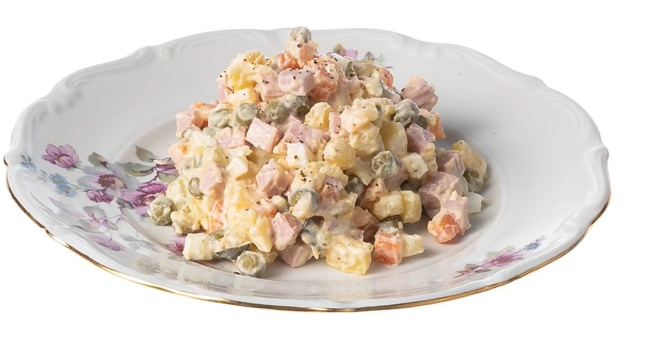 Салат Оливье на тарелке